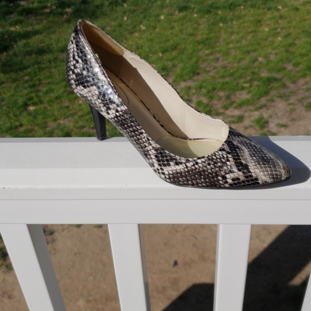 Nickles size 8 "dorothy black snake" heels